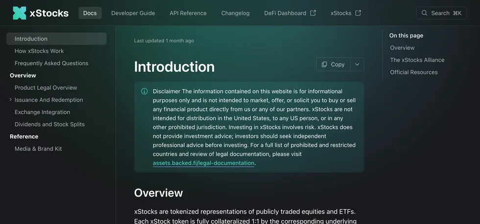 xStocks 官方文档 Introduction 页截图:开篇免责声明写明不面向美国及受限司法辖区分发,正文写明 xStocks 是公开交易股票与 ETF 的代币化表示、由对应标的 1:1 全额抵押